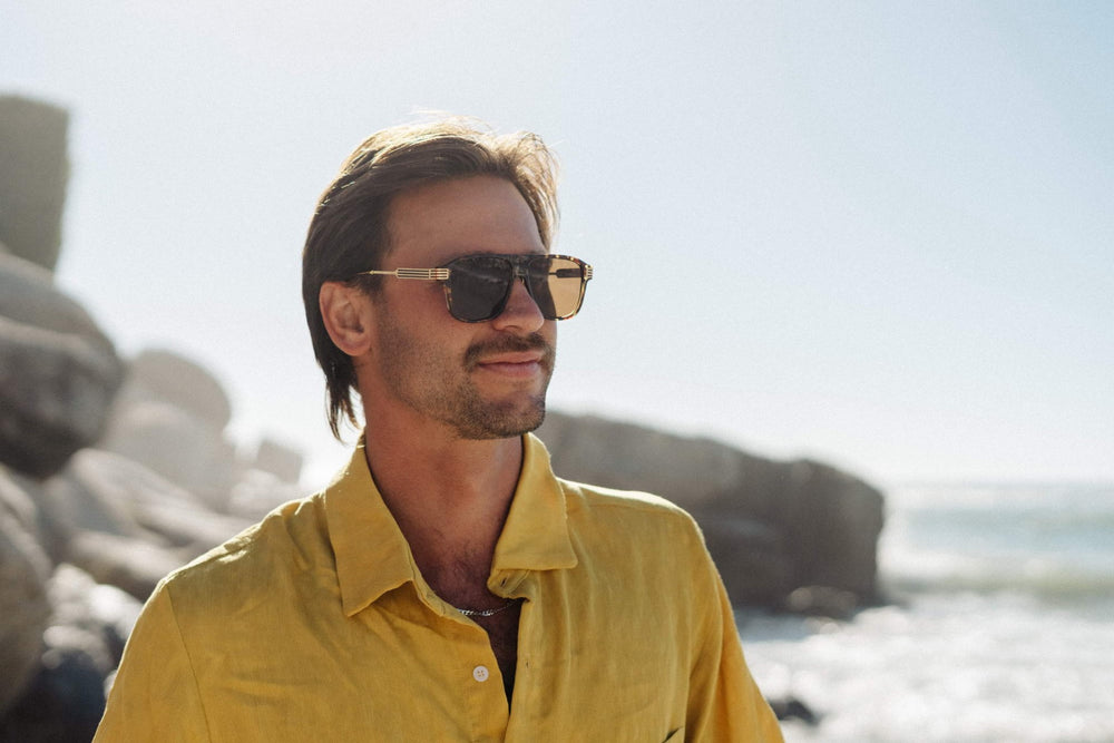 Modelo llevando las gafas de sol para hombre Dorelion Lume color carey y dorado con lentes polarizadas y protección UV400.
