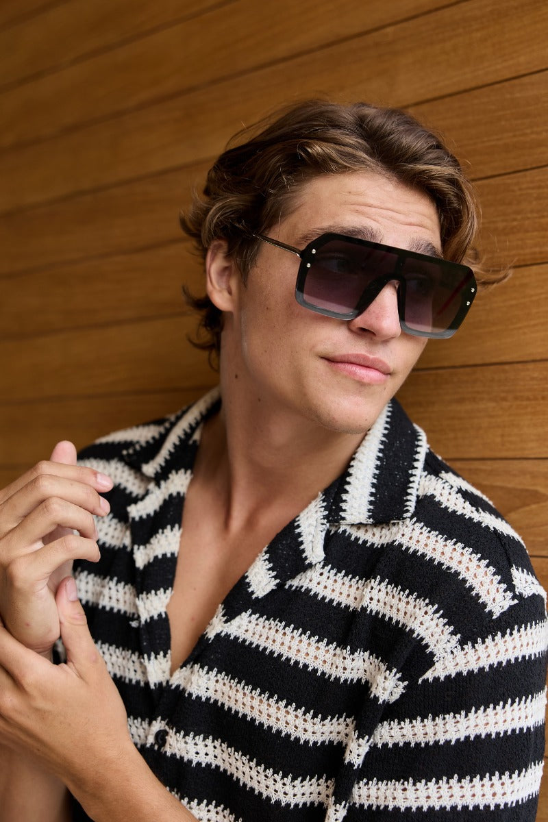 Modelo llevando las gafas de sol para hombre Dorelion Lyra con lentes polarizadas y protección UV400.