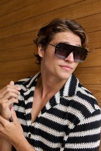 Modelo llevando las gafas de sol para hombre Dorelion Lyra con lentes polarizadas y protección UV400.
