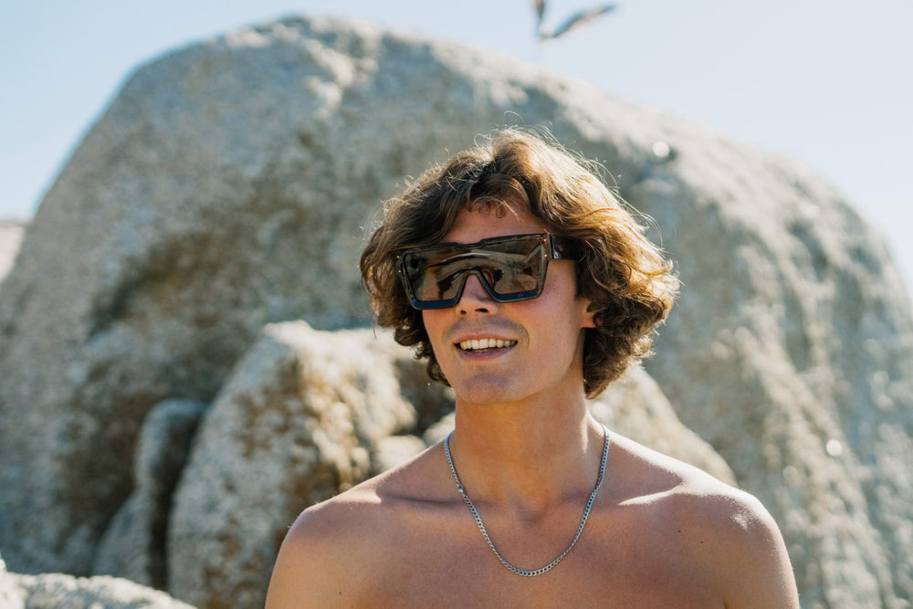 Modelo llevando las gafas de sol para hombre Dorelion Neo color carey con lentes naranjas polarizadas y protección UV400.