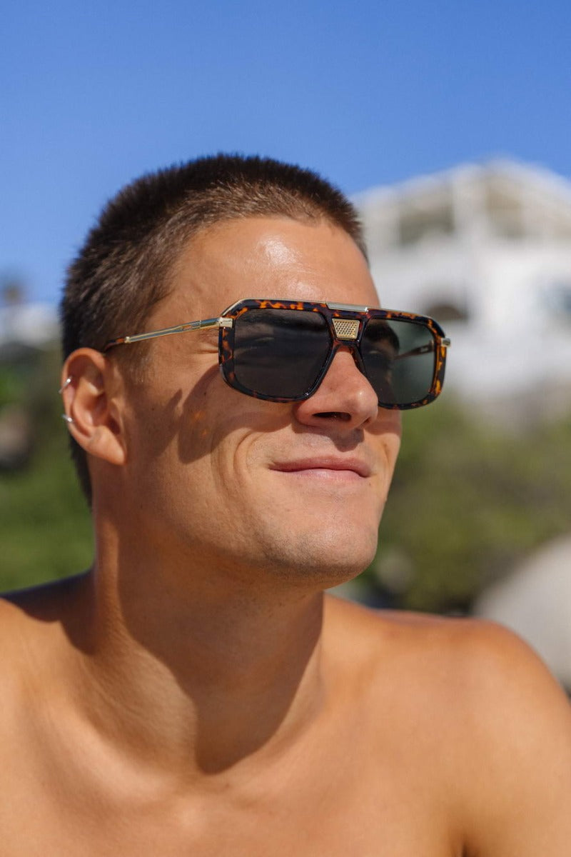 Modelo llevando las gafas de sol para hombre Dorelion Zeno color carey con lentes verdes polarizadas y protección UV400.