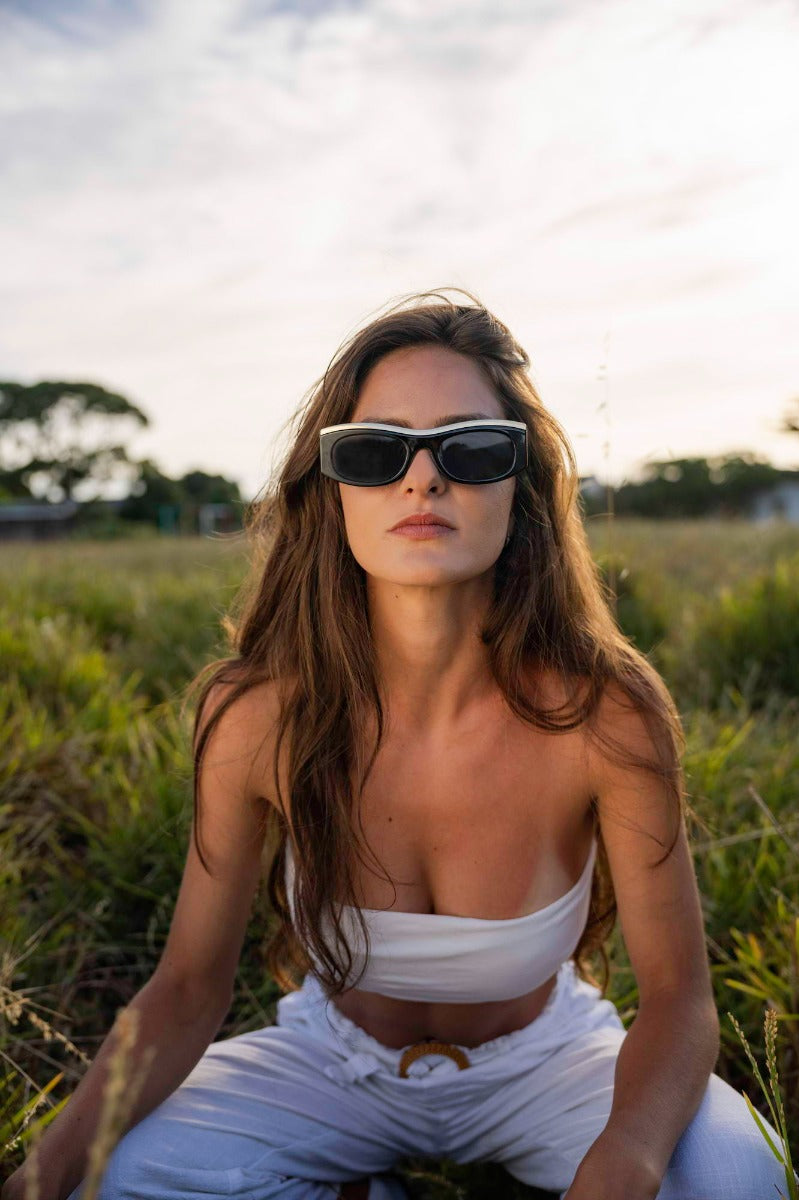 Modelo llevando las gafas de sol para mujer Dorelion Flux con lentes polarizadas y protección UV400.