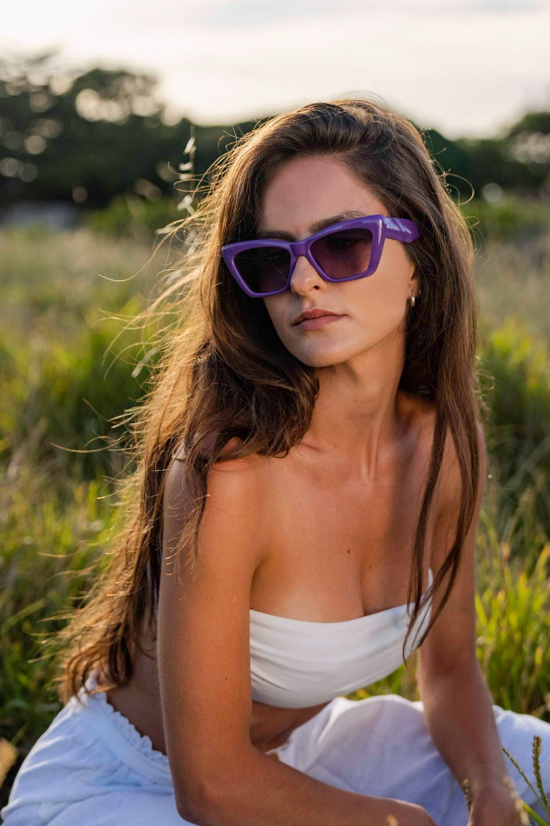 Modelo llevando las gafas de sol para mujer Dorelion Sora lilas con lentes polarizadas y protección UV400.